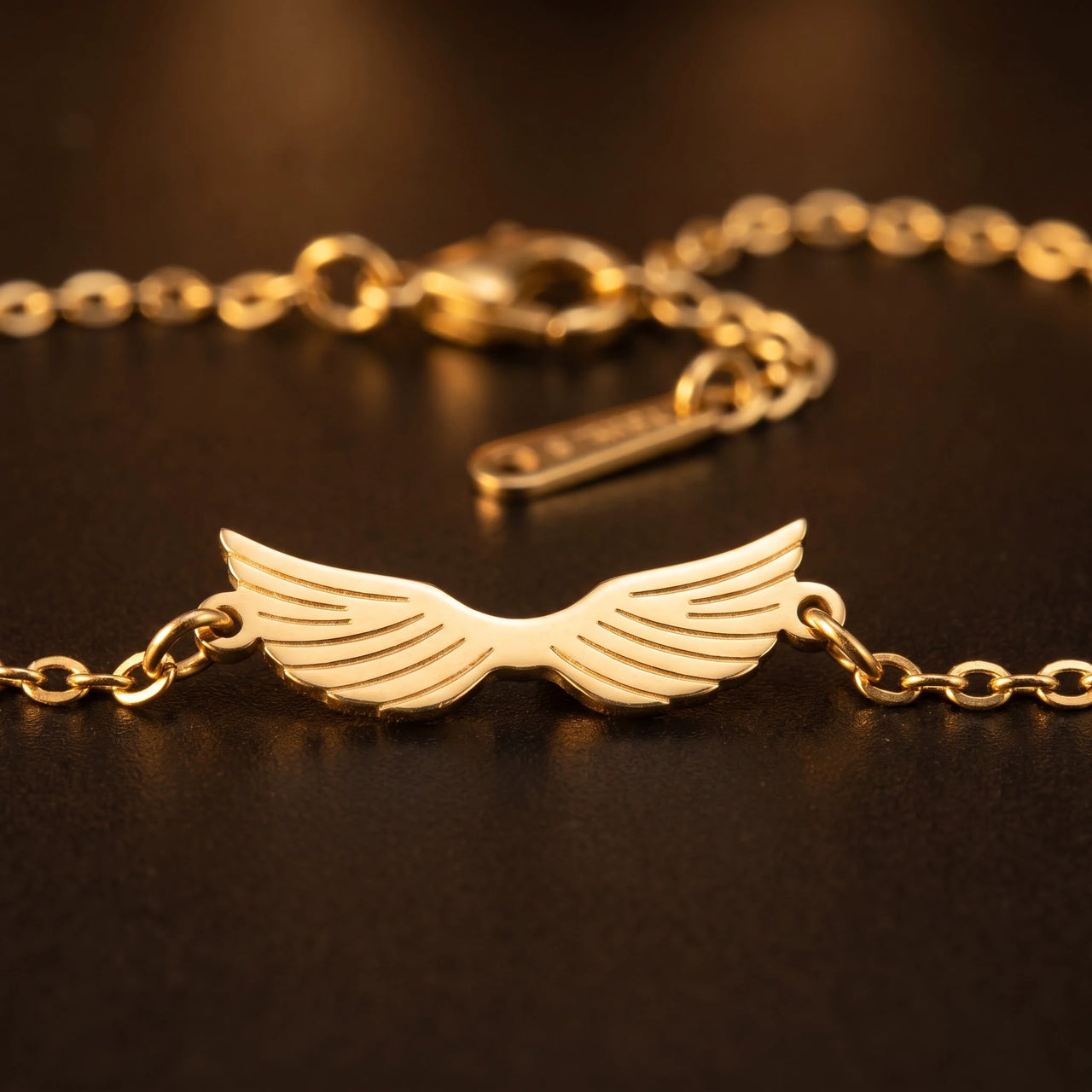 Close-up of the gold bracelet | SKU: 42006-gold