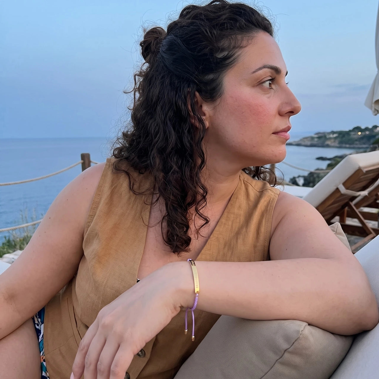 Purple string bracelet — worn on a relaxed day, gold | SKU: lemauve-g