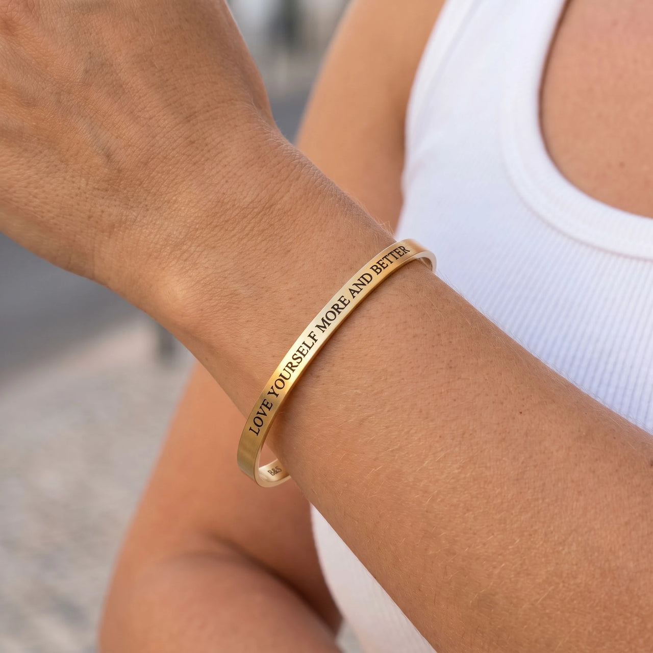 Engraved bracelet — close-up of the details, gold | SKU: lymab-g
