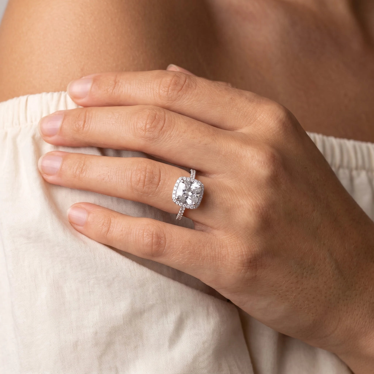 Cushion cut ring — close-up of the details, silver | SKU: 497131-4.5-silver